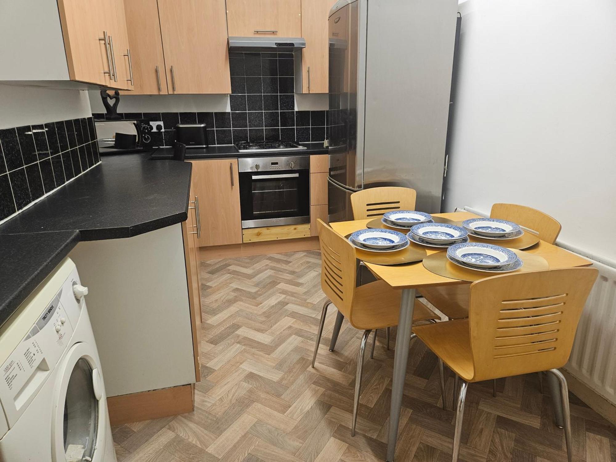 Apartment Haven, Stylish And Spacious 3-bedroom With Access *